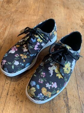 Dr. Martens Darcy Floral Canvas Soft Wair 
Sneakers